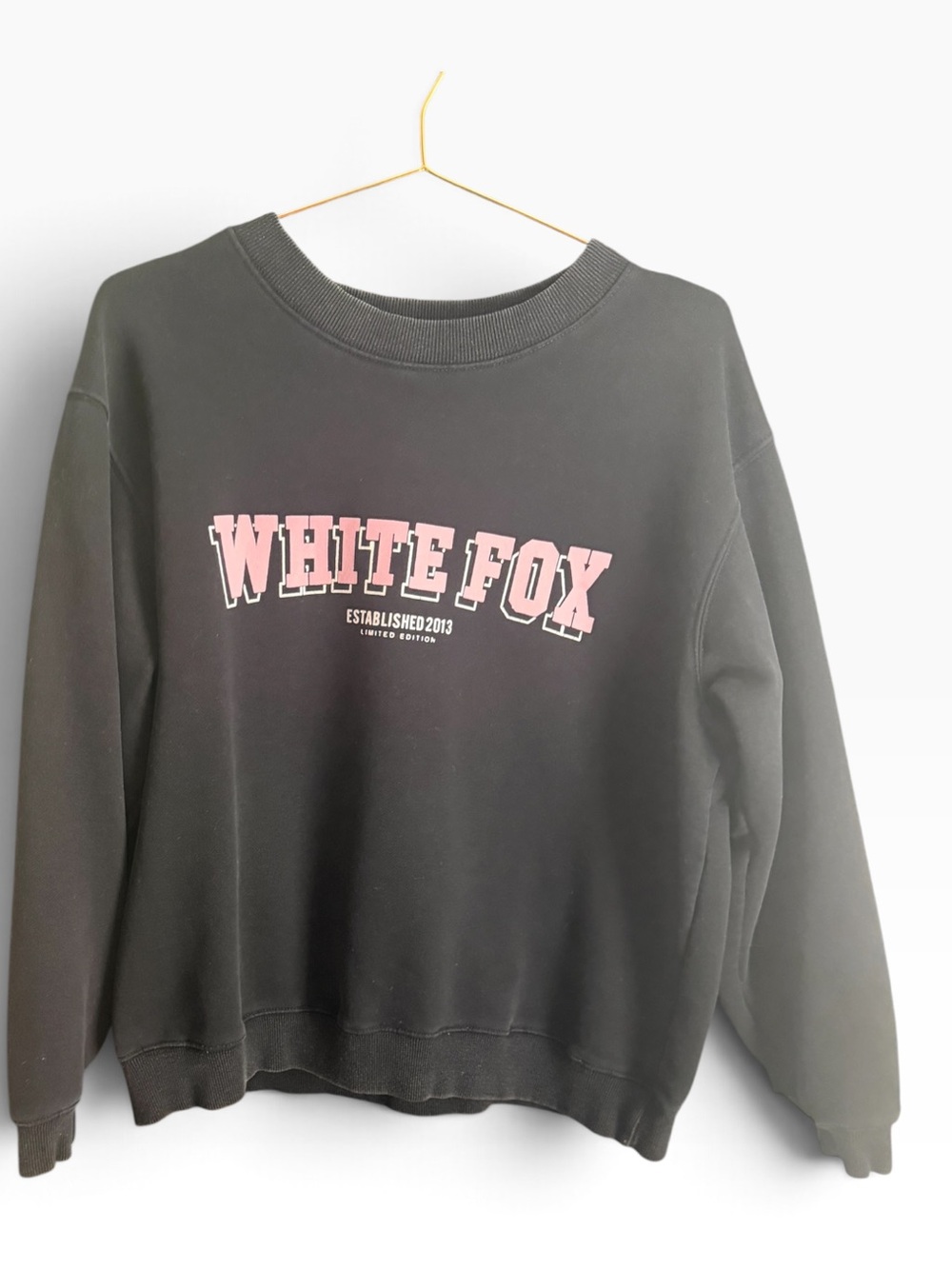 WHITE FOX PINK VARSITY LOGO OVERSIZED CREWNECK SWEATSHIRT BLACK S